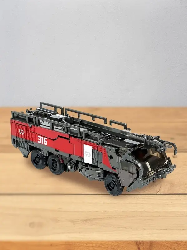 Робот &laquo;Огнеборец&raquo;, трансформируется, с элементами из металла