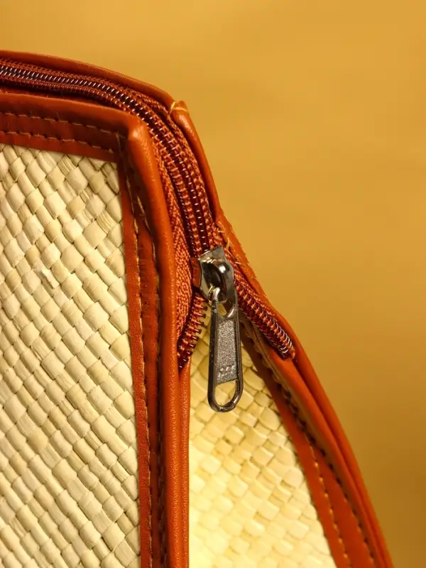 Сумка плетёная на молнии из пандана 35х12х40 см, бежево-коричневый Сумка плетёная на молнии из пандана 35х12х40 см, бежево-коричневый