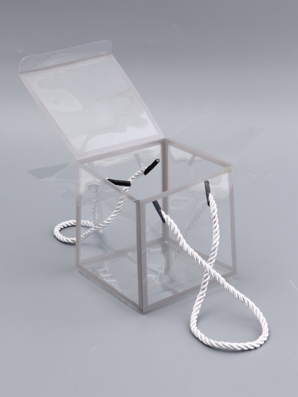 Коробка из PET с ручками, серебрянная, 10 х 10 х 10 см Коробка из PET с ручками, серебрянная, 10 х 10 х 10 см