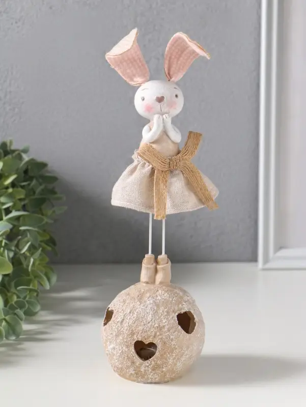 Сувенир полистоун свет "Зайка в льняном платье на шаре" 2хLR44 8,5х8,5х26 см