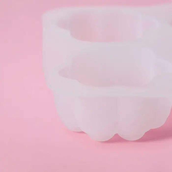 Молд для заливки Доляна &laquo;Лапки&raquo;, силикон, 9.5&times;9&times;2.5 см, 4 ячейки 4&times;4 см, белый