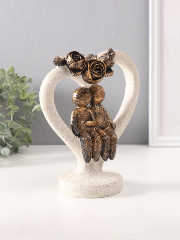 Сувенир полистоун  Сувенир полистоун "Влюблённые человечки в каменном сердце с розами" под бронзу 8,8х15,7х20см   10686