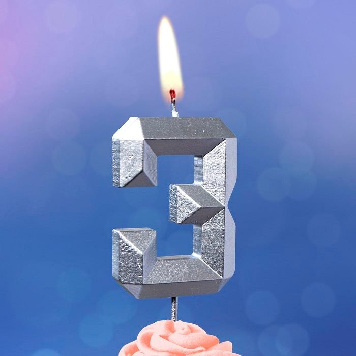 Свеча в торт на шпажке «Серебряные грани», цифра 3, серебряная