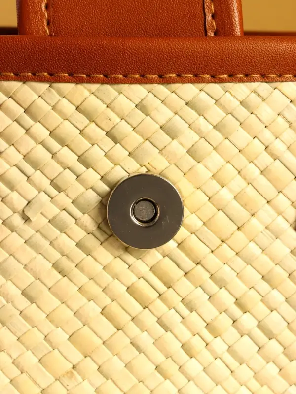 Сумка плетёная на застёжке из пандана 30х10х35 см, бежево-коричневый Сумка плетёная на застёжке из пандана 30х10х35 см, бежево-коричневый