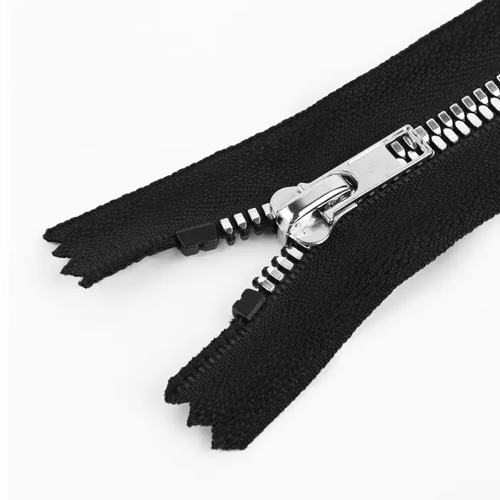 Молния «Трактор», №5, неразъёмная, декоративное звено «Акулий зуб», замок автомат, 18 см, чёрная