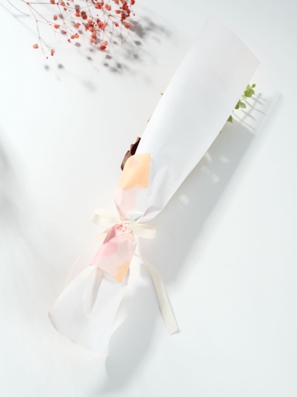 Букет из мыльных лепестков "Три розы с эвкалиптом" бежевый 8,5х7,4х38,6 см