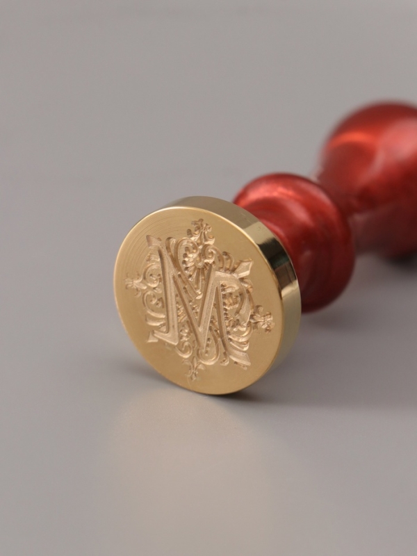 Печать для сургуча с пластиковой ручкой "Буква M на вензеле" 2,5х2,5х6,3 см