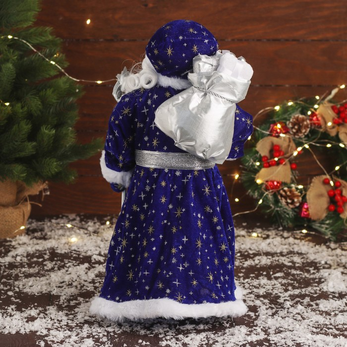 Дед Мороз  Дед Мороз "В синей подпоясанной шубе, с посохом и подарками" 45х23 см