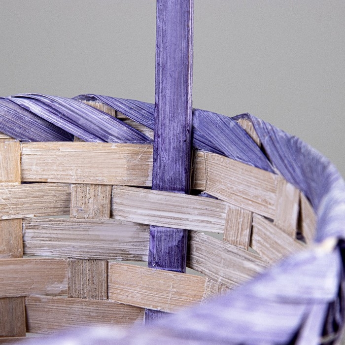 Корзина плетеная (бамбук), 17 х 9 х 30см, белая-фиолетовая Корзина плетеная (бамбук), 17 х 9 х 30см, белая-фиолетовая