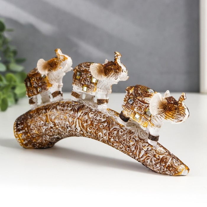 Сувенир полистоун Сувенир полистоун "Три белых слона с попоной из арабского ковра на роге" 9х4х17,5 см