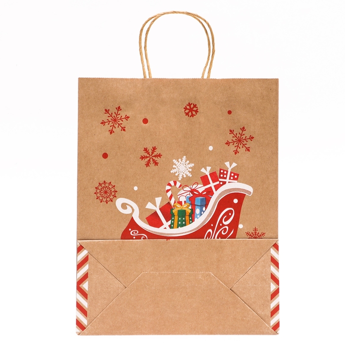 Новый год. Пакет бумажный подарочный новогодний крафт Новый год. Пакет бумажный подарочный новогодний крафт "Сани с подарками", 33 × 26 × 12 см.