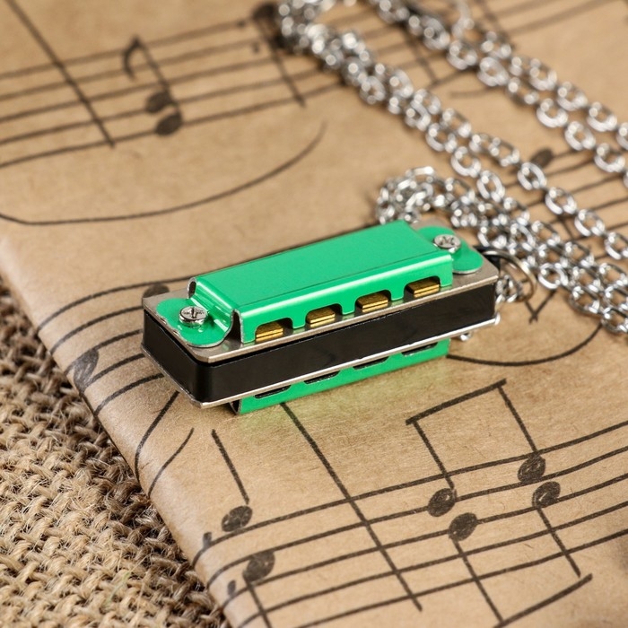 Губная гармошка Music Life  4 отверстия, 8 тонов, 3,5х1,5х1см, цепь 28см, зеленая Губная гармошка Music Life  4 отверстия, 8 тонов, 3,5х1,5х1см, цепь 28см, зеленая