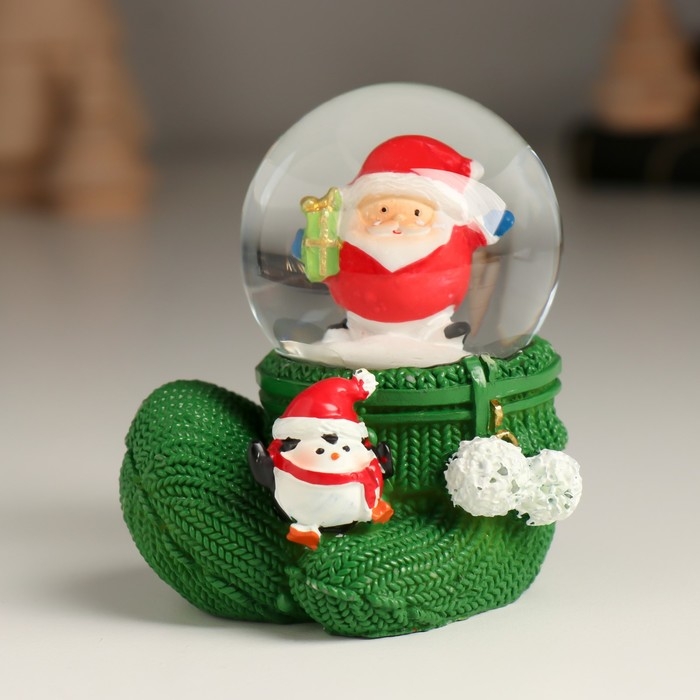 Сувенир полистоун водяной шар Сувенир полистоун водяной шар "Новогодний персонаж на варежке с пингвином" МИКС 5,5х6,2х7 см 10473