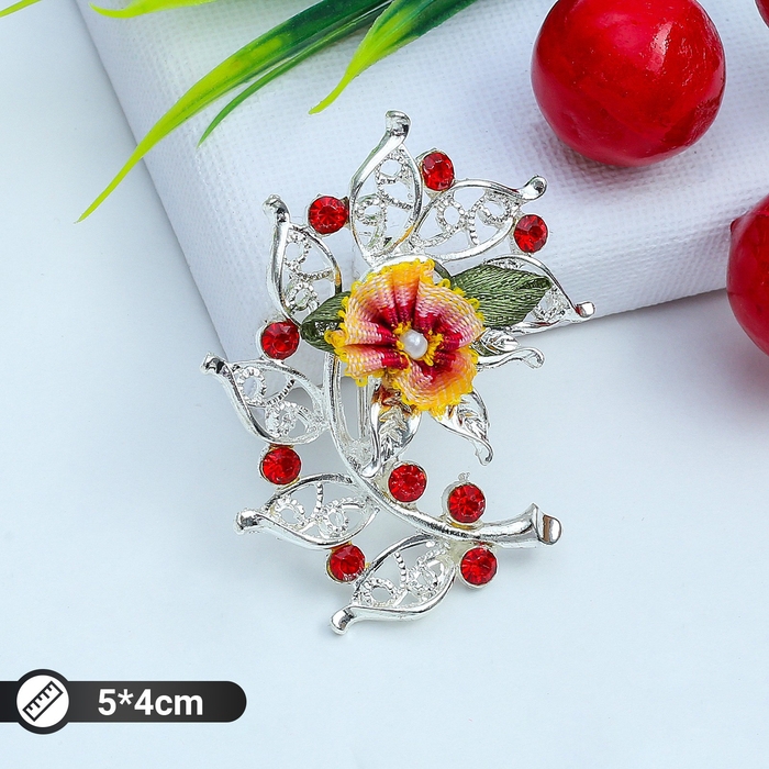 Брошь «Цветы шиповника», цветная в серебре Брошь «Цветы шиповника», цветная в серебре