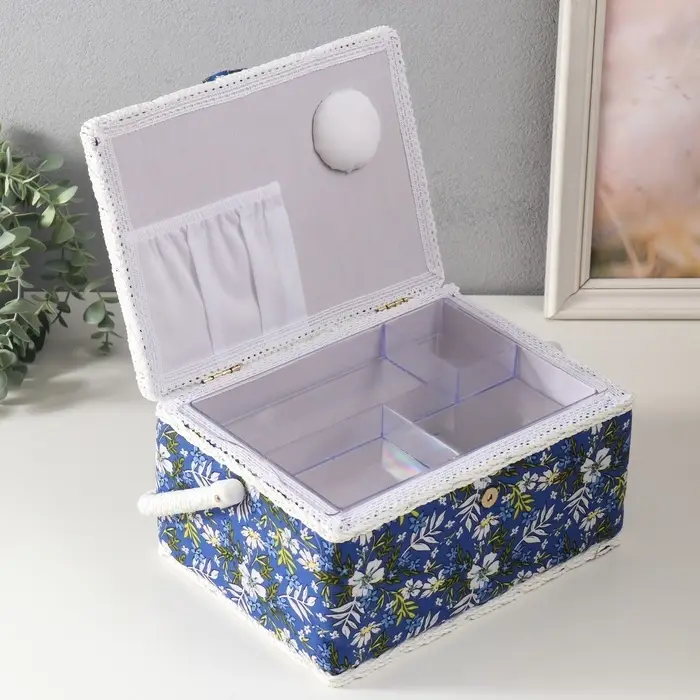 Шкатулка для рукоделия и шитья &laquo;Полевые цветы на синем&raquo;, хранение ниток, иголок, мелочи, 19&times;26&times;14.5 см