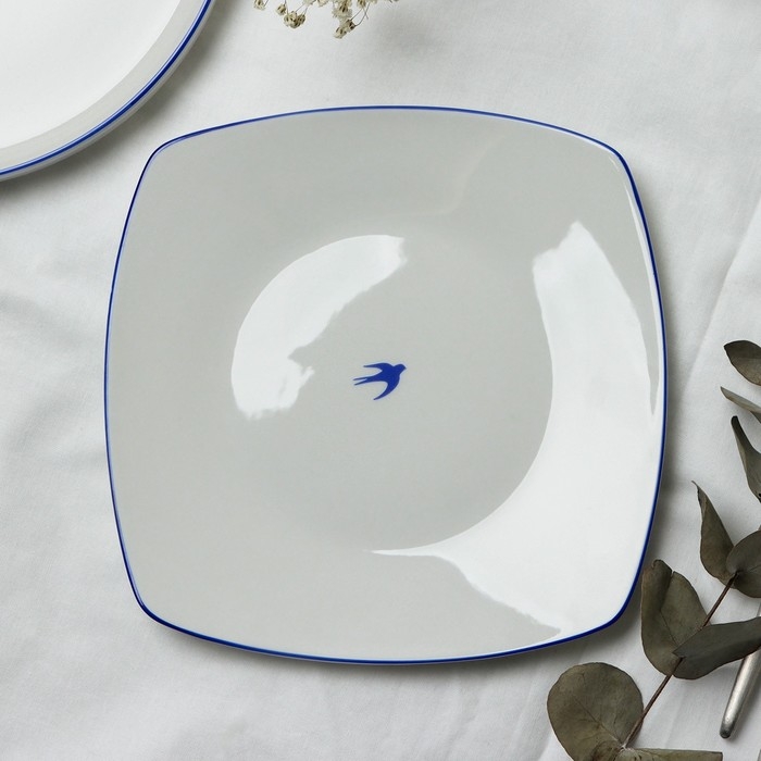 Тарелка плоская керамическая «Ласточка», 18 х 18 см, цвет белый