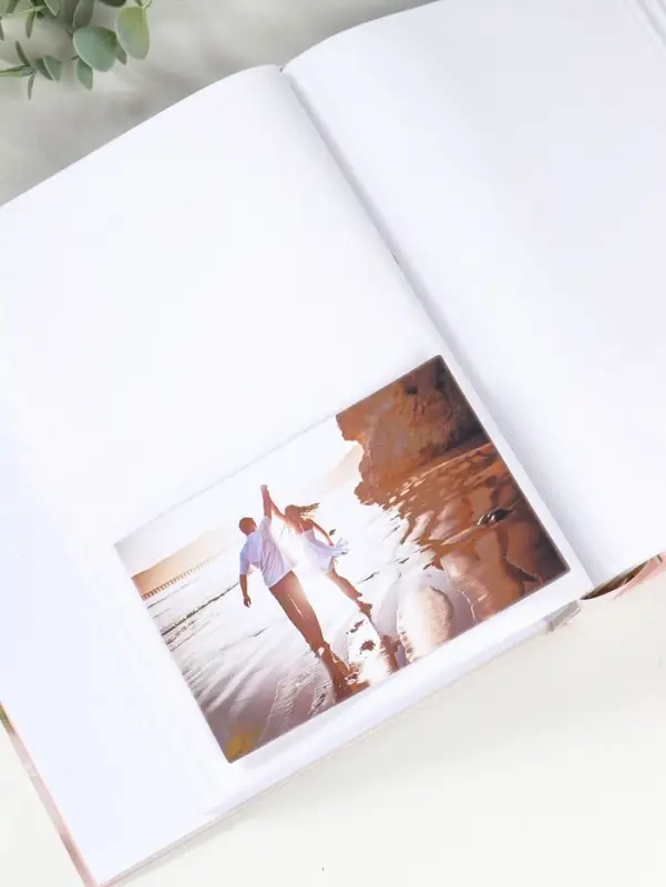 Фотоальбом на 200 фото 10х15 см "Кольца молодых и свадебный букет" в коробке 5,5х20,5х26 см   109627