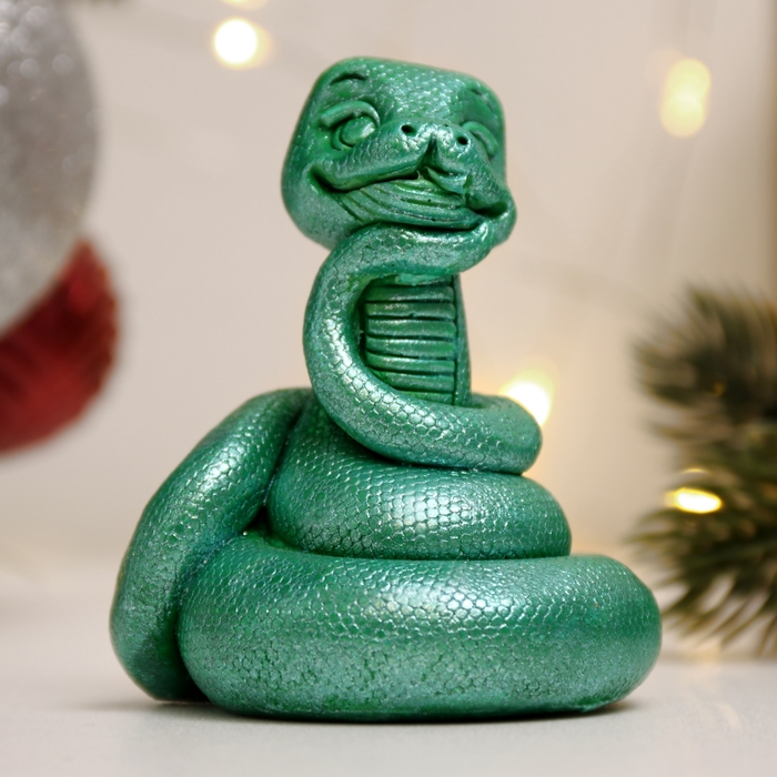Новый год. Символ 2025. Фигура Новый год. Символ 2025. Фигура "Змейка мечтает" изумрудный, 6х6см