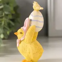 Сувенир полистоун "Цыплёнок в розовой шапке с заячьими ушками несёт яичко" 10,5 см