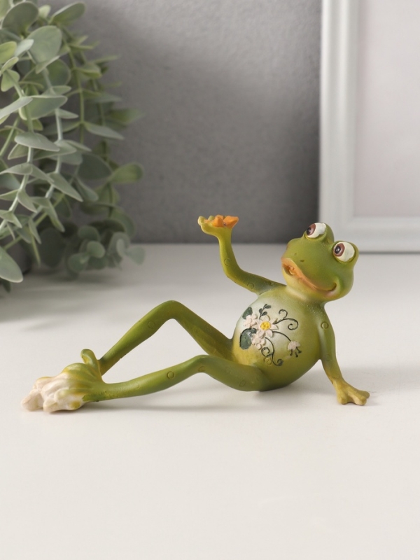 Сувенир полистоун Сувенир полистоун "Лягушонок - смотри, что у меня есть" 15,5х6х7 см