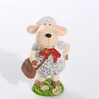 Фигурка полистоун &laquo;Овечка Бяша с подарком&raquo;, 4.5&times;4&times;8 см, МИКС