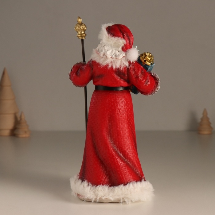 Сувенир полистоун  Сувенир полистоун "Дед Мороз в красной шубе, с посохом, с подарком" 11,5х8,5х20,5 см