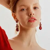 Серьги висячие со стразами &laquo;Вечеринка&raquo;, цветок из капель, красно-белые в золоте, 6.3 см