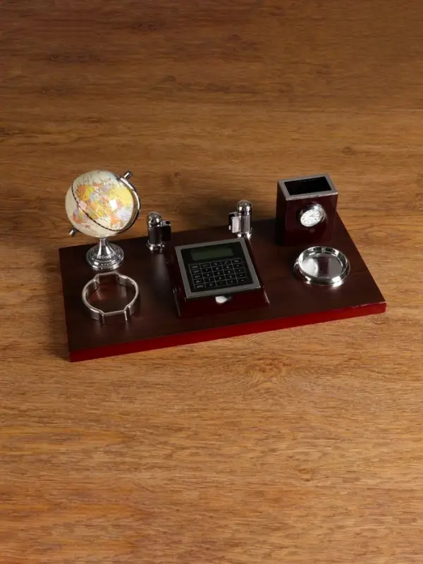 Набор настольный 7 в 1, (карандашница с часами, визитница, глобус, подставка, калька, подставка для мелочей)