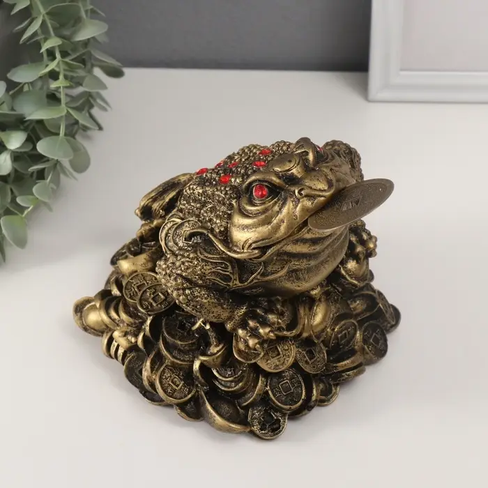 Нэцкэ фигурка &laquo;Денежная жаба с монетой на горе монет&raquo;, полистоун, под бронзу, 16.2&times;19&times;16.5 см