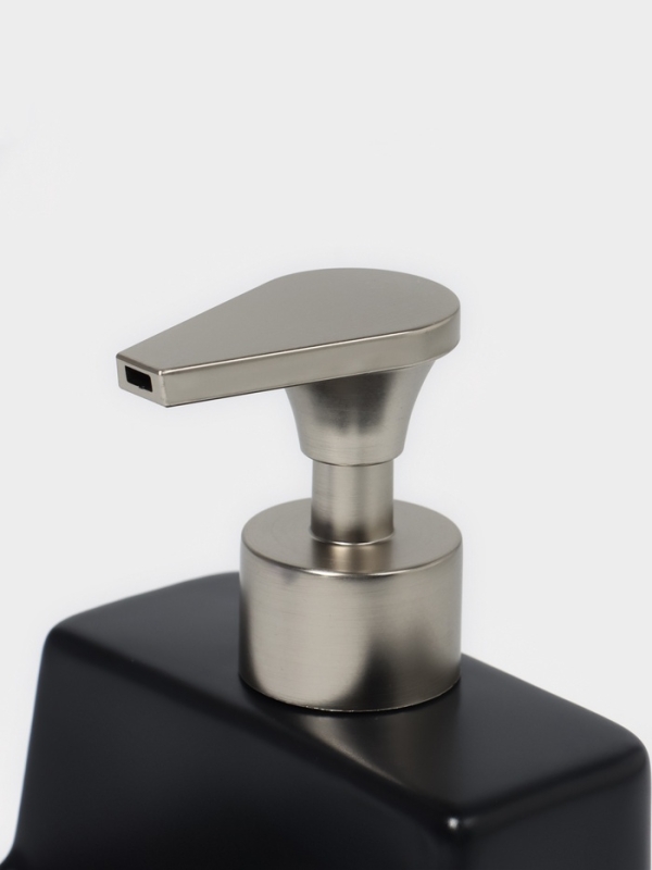 Дозатор для моющего средства с подставкой для губки