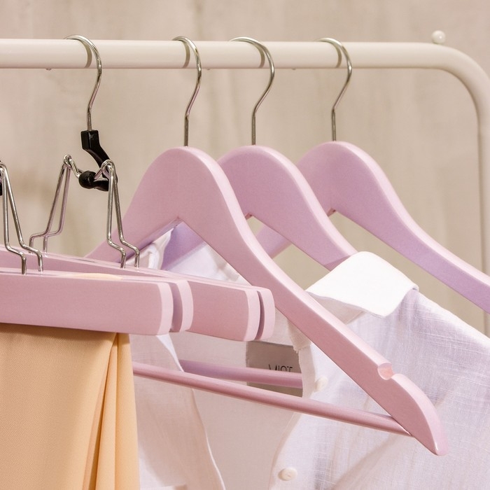 Плечики - вешалки LaDо́m Brillant, 44,5×23×1,2 см, 3 шт, деревянные, широкие плечики, цвет розовый Плечики - вешалки LaDо́m Brillant, 44,5×23×1,2 см, 3 шт, деревянные, широкие плечики, цвет розовый