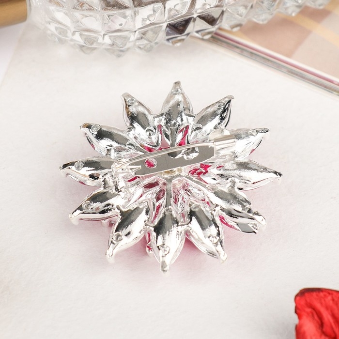 Брошь «Цветок» хризантема, цвет малиновый в серебре Брошь «Цветок» хризантема, цвет малиновый в серебре