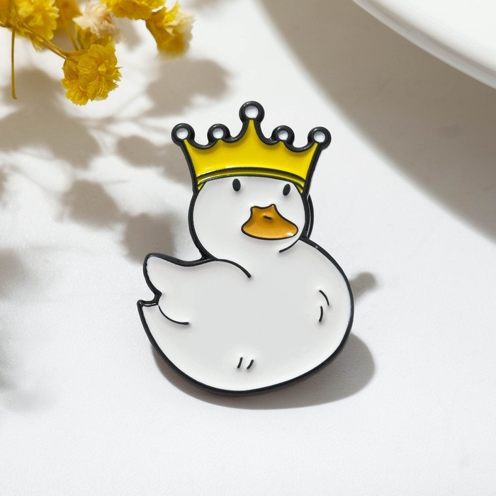 Значок «Утка» в короне, цвет жёлто-белый в чёрном металле Значок «Утка» в короне, цвет жёлто-белый в чёрном металле