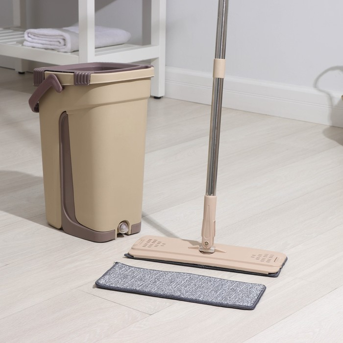 Швабра с отжимом и ведро Доляна: швабра плоская, ведро с отсеками для полоскания и отжима 8 л, запасная насадка из микрофибры, цвет МИКС Швабра с отжимом и ведро Доляна: швабра плоская, ведро с отсеками для полоскания и отжима 8 л, запасная насадка из микрофибры, цвет МИКС