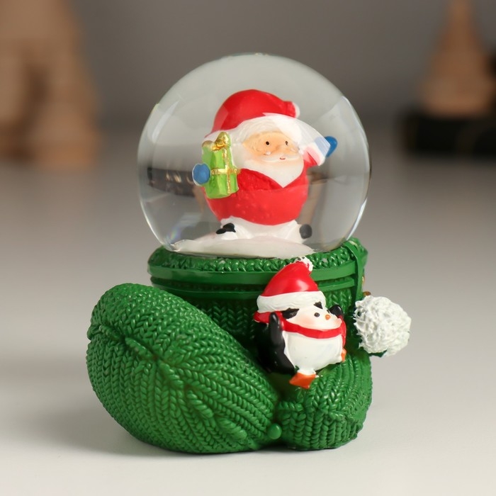 Сувенир полистоун водяной шар Сувенир полистоун водяной шар "Новогодний персонаж на варежке с пингвином" МИКС 5,5х6,2х7 см 10473