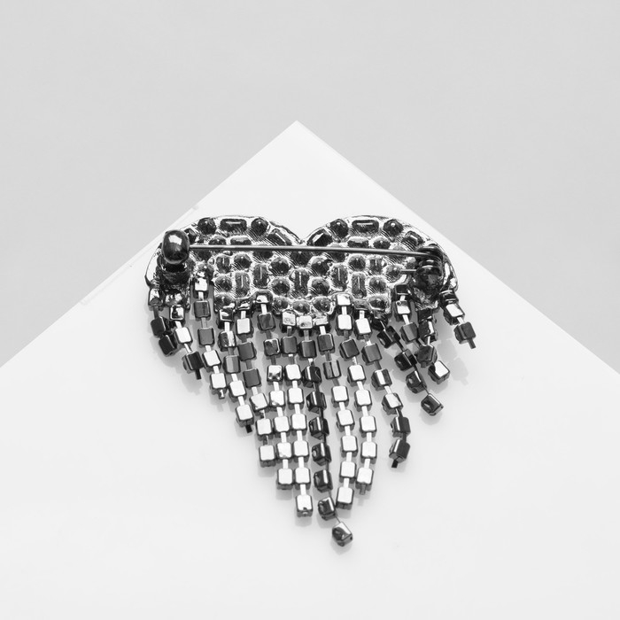 Брошь «Сердце» водопад, цвет красный в сером металле Брошь «Сердце» водопад, цвет красный в сером металле