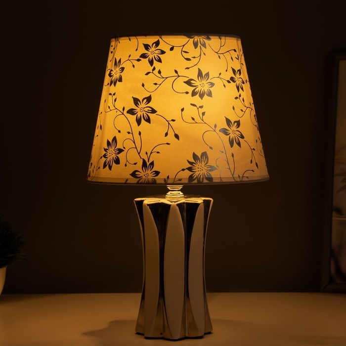 Настольная лампа Настольная лампа "Сабина" Е14 40Вт бело-серебристый 20х20х34см