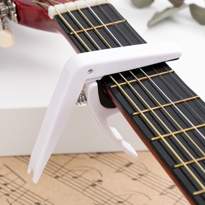 Каподастр Music Life, белый, пластиковый Каподастр Music Life, белый, пластиковый