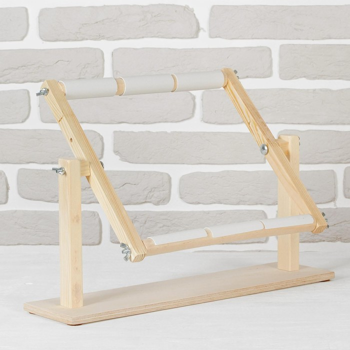 Пяльцы-рамка для вышивания, 30 × 30 см, с подставкой, цвет светлое дерево