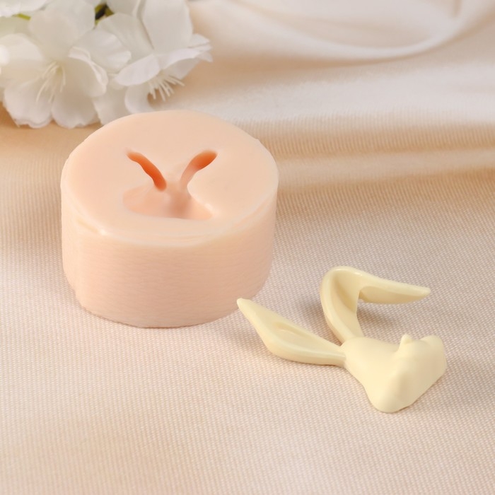 Молд силиконовый "Заяц с погнутым ухом" 3,5х5х1,5 см