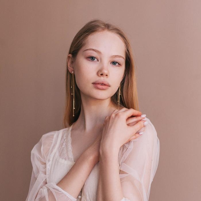 Серьги висячие со стразами «Селебрити» нити с бусинами, цвет белый в золоте, 12,5 см Серьги висячие со стразами «Селебрити» нити с бусинами, цвет белый в золоте, 12,5 см