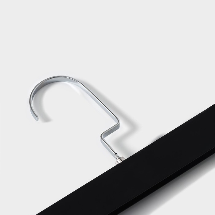 Вешалка для брюк и юбок с зажимами, 30×16,5 см, покрытие soft-touch, цвет чёрный Вешалка для брюк и юбок с зажимами, 30×16,5 см, покрытие soft-touch, цвет чёрный