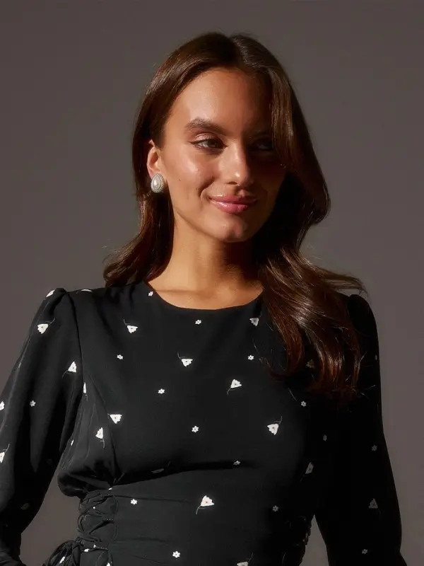 Клипсы &laquo;Грейс&raquo;, капля в огранке, белая в чернёном серебре