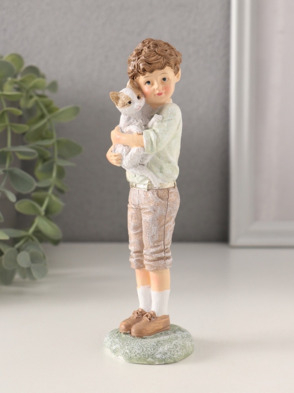 Сувенир полистоун  Сувенир полистоун "Мальчишка с котёнком" розово-зелёный 5х4,5х16 см