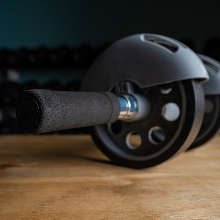 Ролик для пресса ONLYTOP, с возвратным механизмом, 2 колеса, с ковриком Ролик для пресса ONLYTOP, с возвратным механизмом, 2 колеса, с ковриком