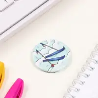 Значок закатной d=35 мм "Лыжи" 6,5х6,5 см