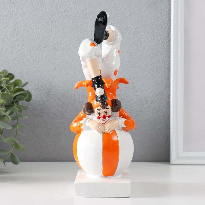 Сувенир полистоун Сувенир полистоун "Клоун-акробат на шаре" бело-оранжевый 10х9,5х23 см
