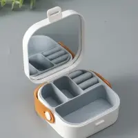 Шкатулка пластик для украшений с зеркалом, с ручкой 3 ячейки, 3 полосы, белый 9х9х3,8 см