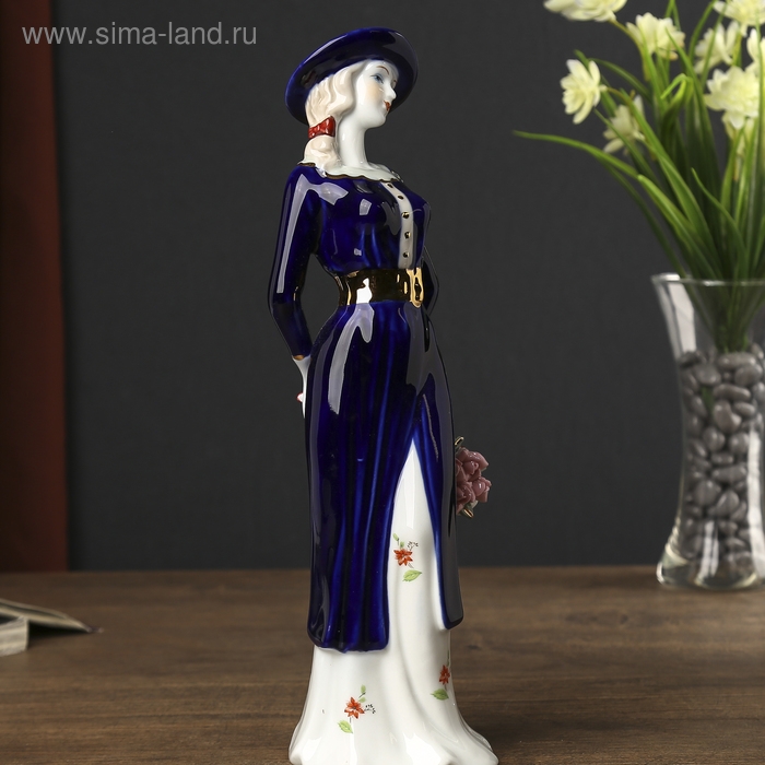 Сувенир керамика  Сувенир керамика "Девушка в пальто на прогулке" 29х8х7,5 см