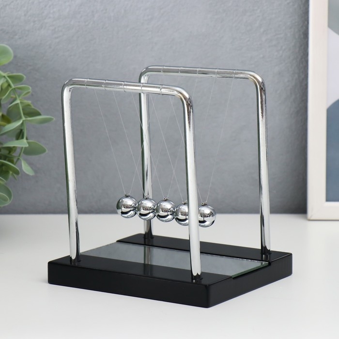 Маятник пластик Маятник пластик "Шары Ньютона" с зеркалом 13,5х11,3х13 см